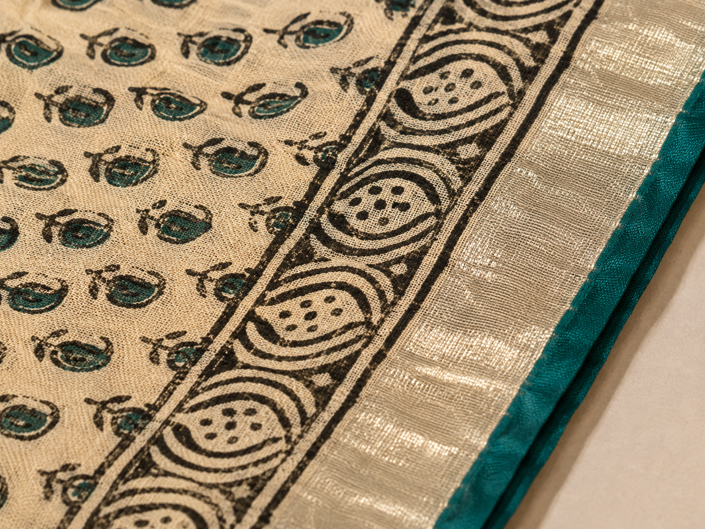 Elegant cream & Teal Printed Linen Saree with patterned pallu - Image 2